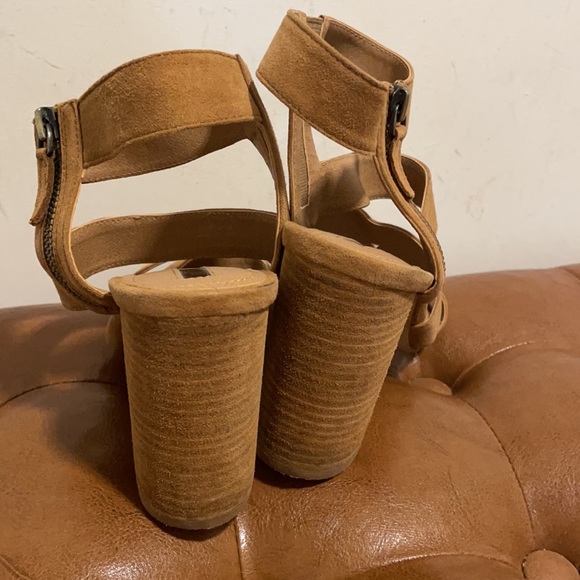 Tahari Media Suede Strappy Sandal, Sz 8.5 - Picture 5 of 10